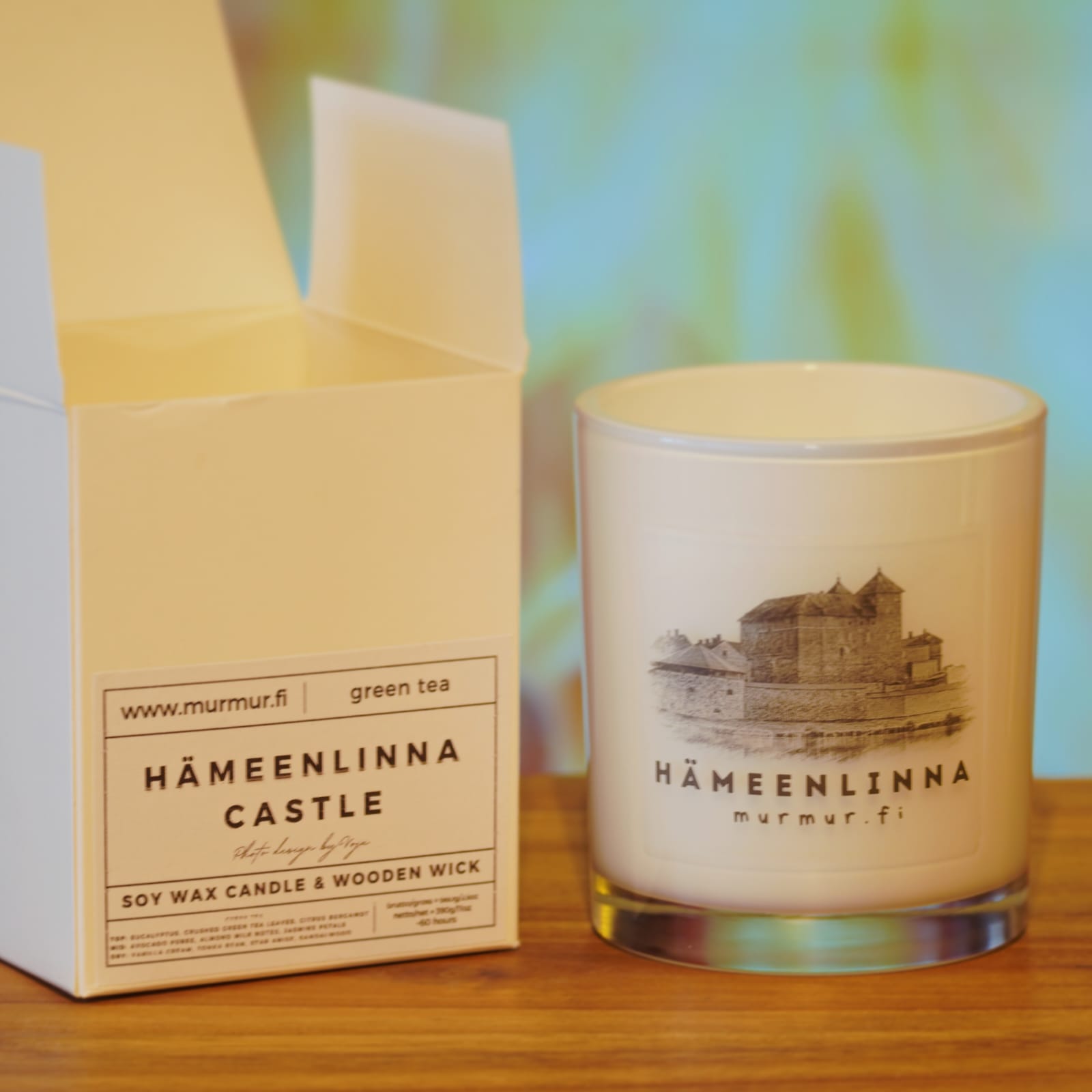 valkoinen kynttilä, Hämeenlinnan linna mustavalkoisena kuvassa ja laatikko